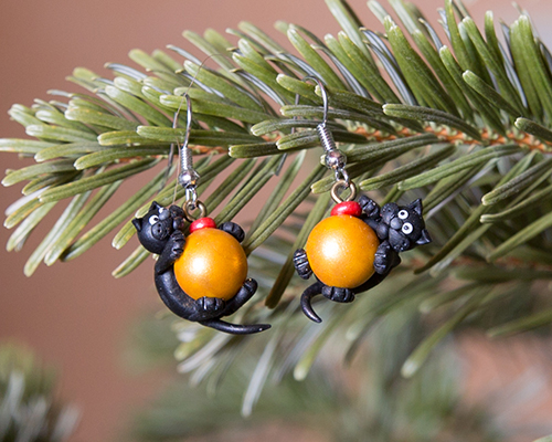 boucles d'oreilles chats jouant avec des boules de Noël